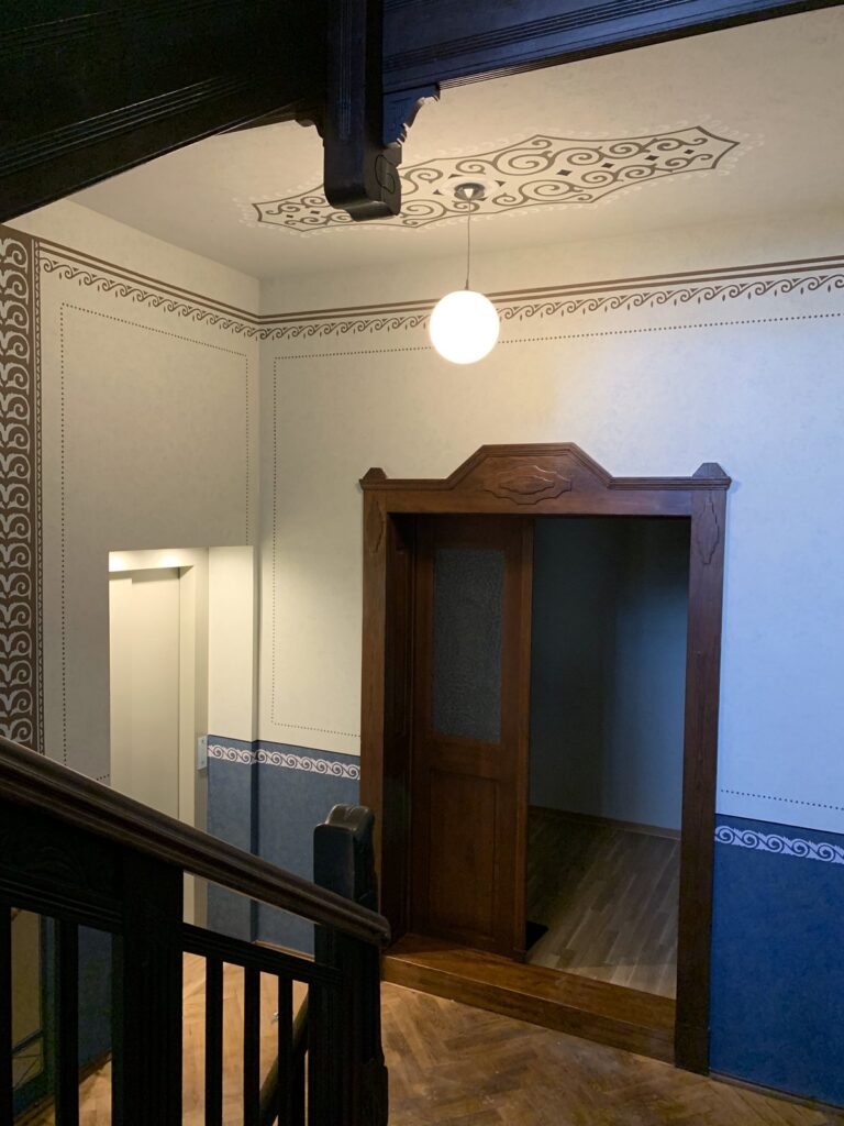 Rekonstruierte Jugendstil-Deckenschablone im Treppenhaus