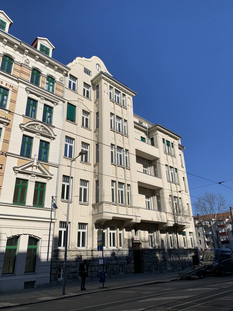 Sanierte Gründerzeitfassade der Eisenbahnstraße 131 in Leipzig